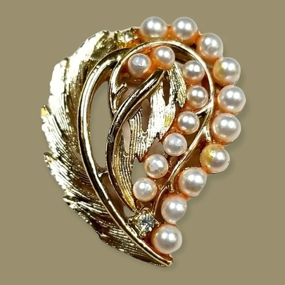 Vintage 1950s Mid Century Faux Pearl Goldtone Brooch Pin - Picture 1 of 13